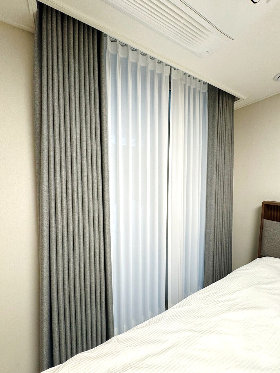 아이파크자이 안방 시폰과 그레이 겉커튼 이중 구성